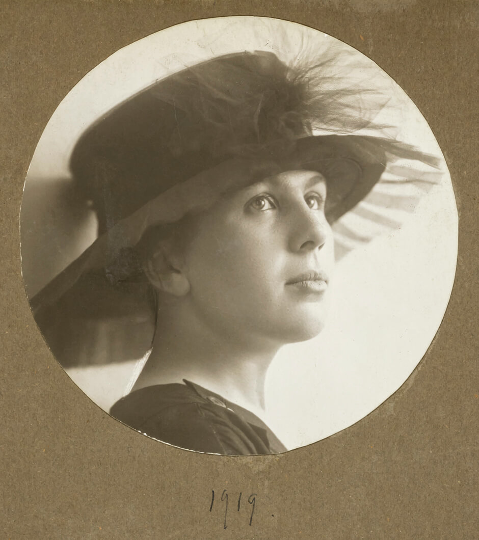 Art Canada Institute, A young Paraskeva Plistik, 1919.