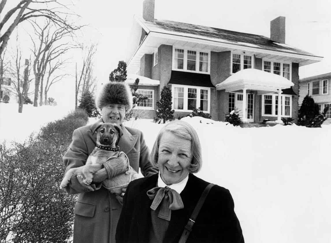 Art Canada Institute, Alex Colville, Alex et Rhoda Colville, avec Min, devant leur maison à Wolfville, Nouvelle-Écosse, 1988.