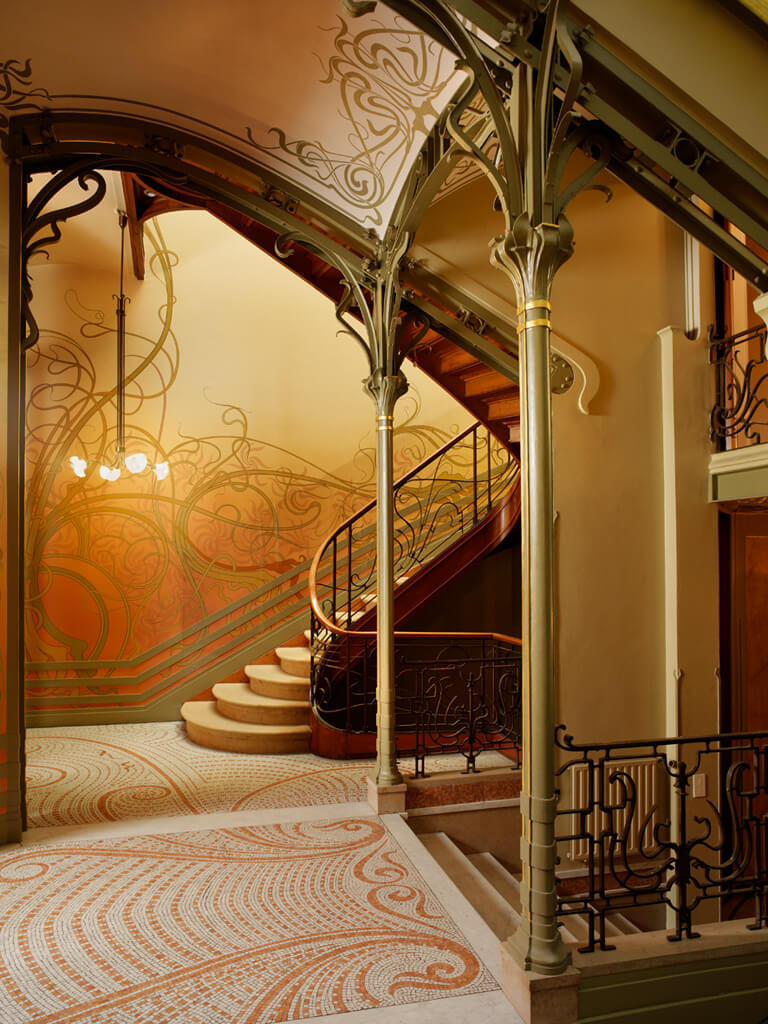 Art Canada Institute, photograph of the grand landing of the Hôtel Tassel in Brussels, an Art Nouveau townhouse designed by Victor Horta, 1893–96.
