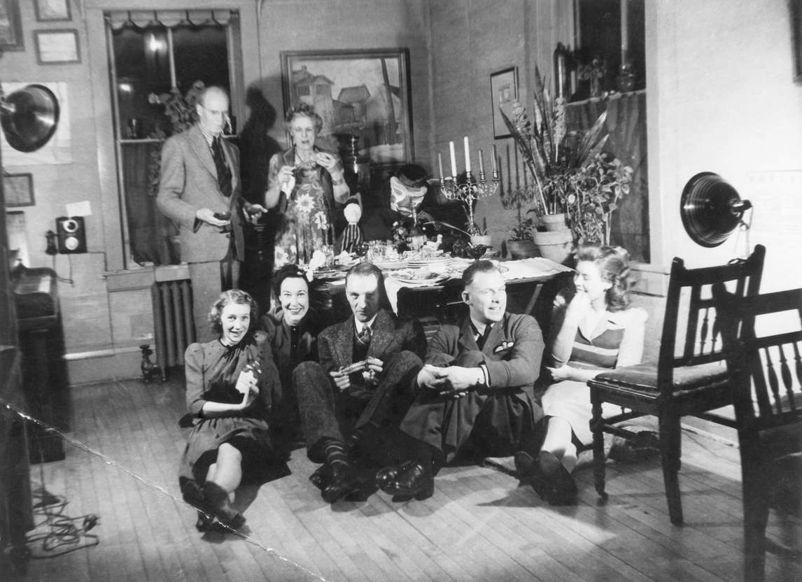 Art Canada Institute, photograph of Lionel LeMoine FitzGerald and Vally in their dining room with friends, c. 1940