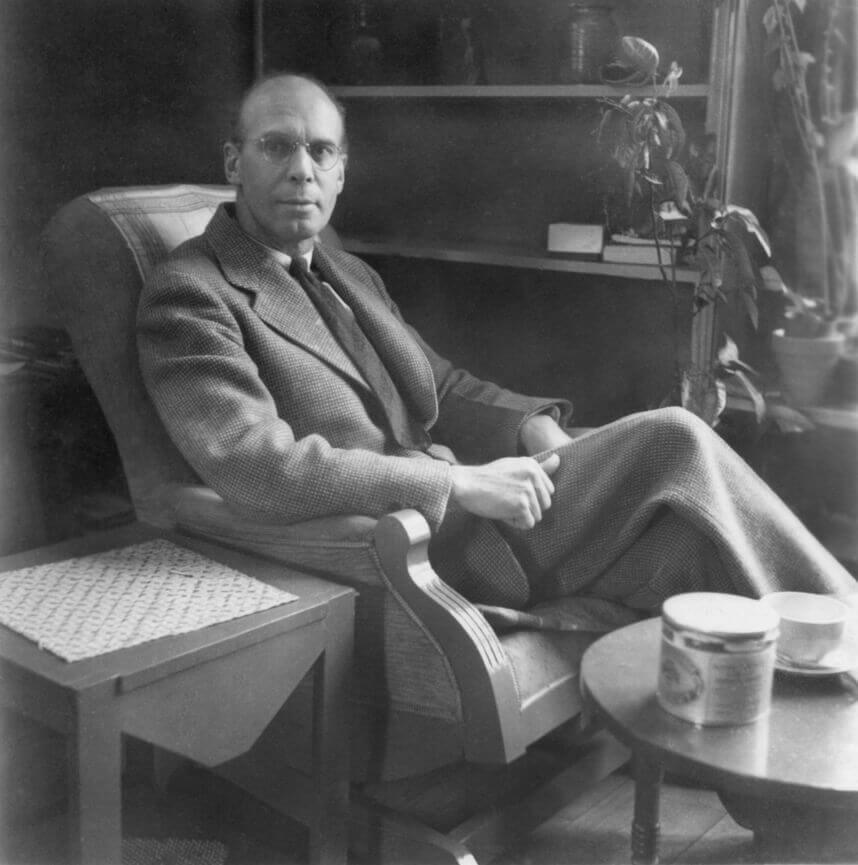 Art Canada Institute, Bob Talbot, photograph of Lionel LeMoine FitzGerald in his living room, c. 1940