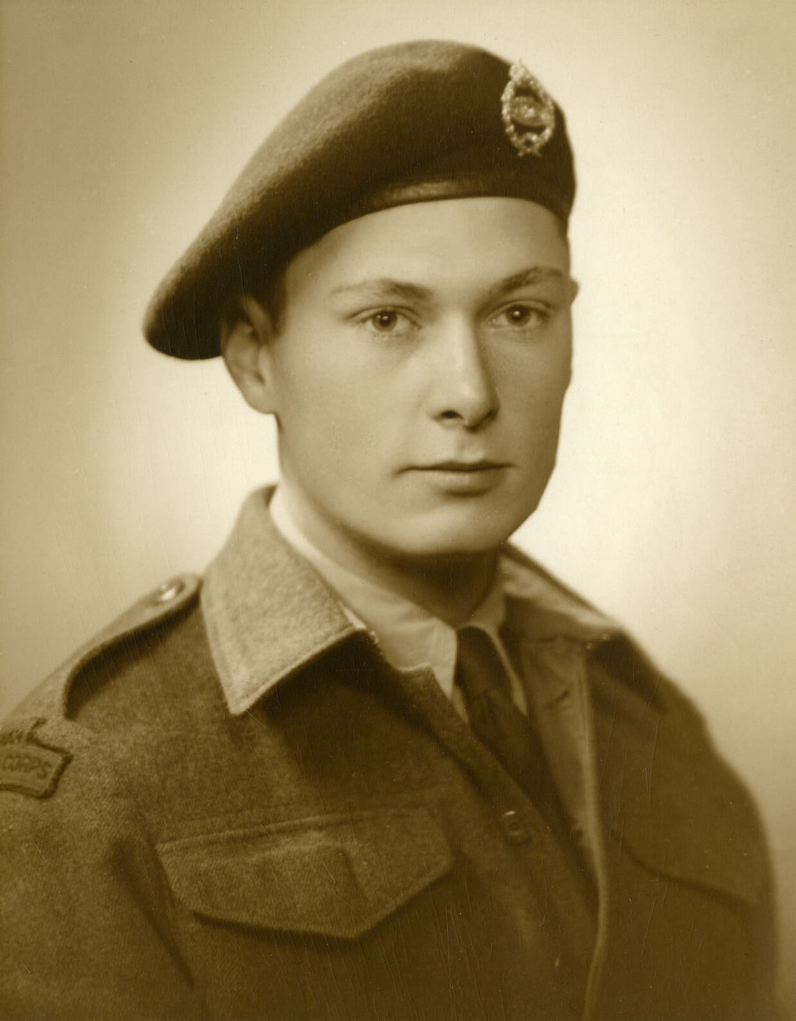 Paterson Ewen dans son uniforme de l’armée, v. 1944