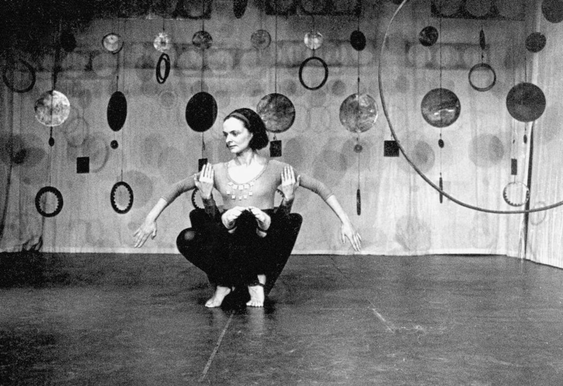 Rideau, performed by Jeanne Renaud and Peter Boneham, during Expression 65 in 1965. Set design by Françoise Sullivan.