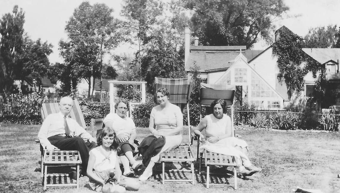 Françoise Sullivan (à l’avant), John A. Sullivan (à gauche) et Corinne Sullivan (à droite) avec des amis de la famille, 1934.