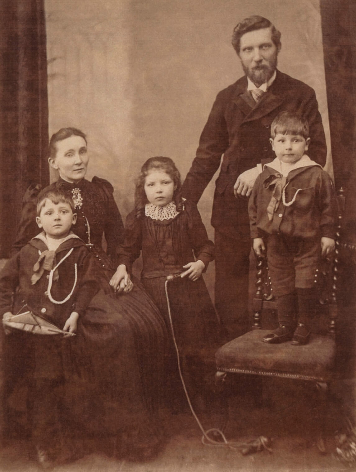 Bertram Brooker avec ses parents, son frère et sa sœur, en Angleterre, dans les années 1890