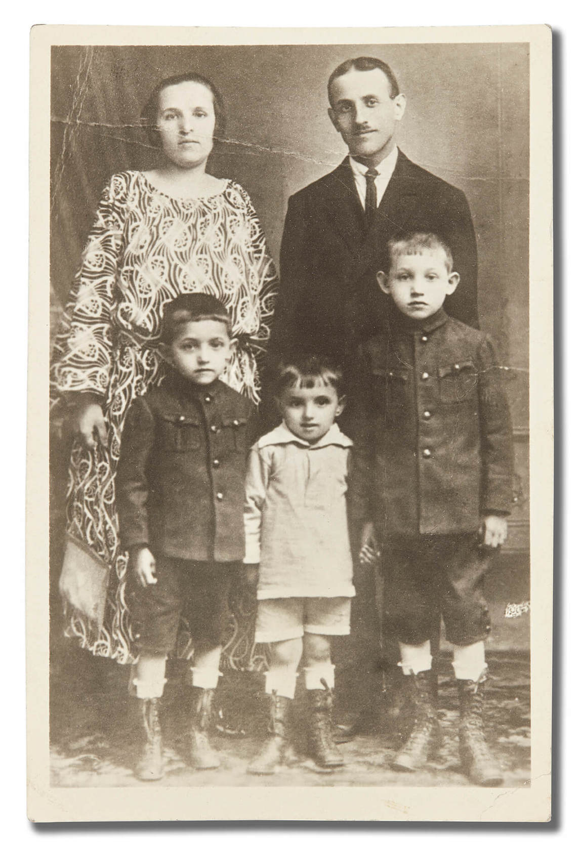 Art Canada Institute, Photograph, Parents Zisla Lewis and Jankel and children Yosl, Gershon, and Itchen, date unknown, c.1924