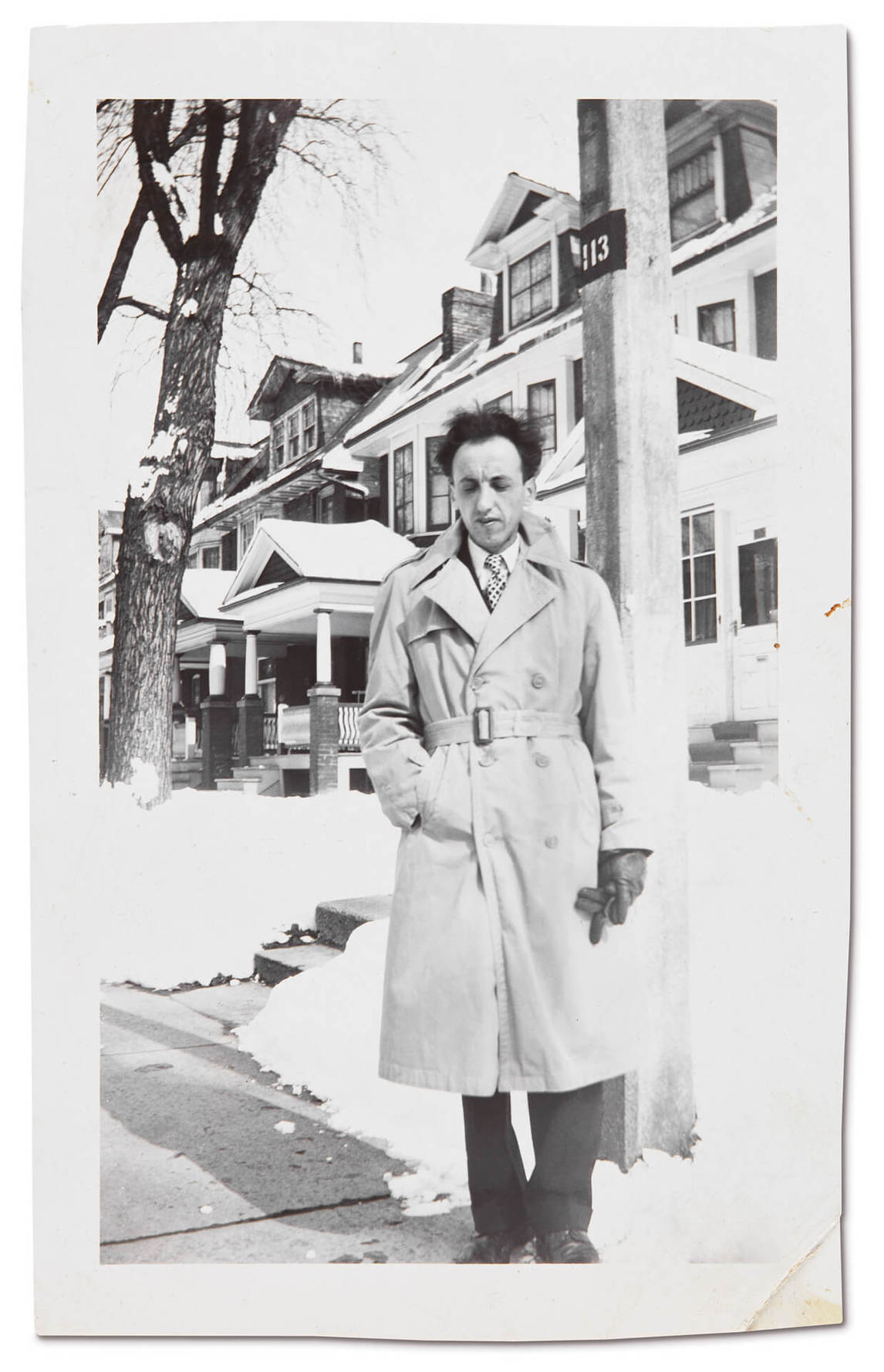 Art Canada Institute, Photograph, Gershon Iskowitz in Toronto, winter c.1948–49