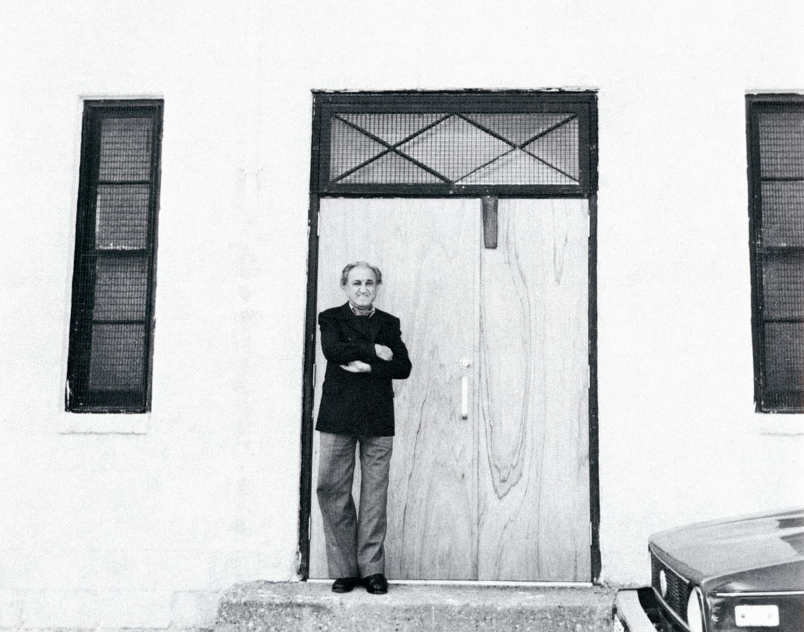Art Canada Institute, Photograph, Gershon Iskowitz in front of his Tecumseth Street studio, 1981