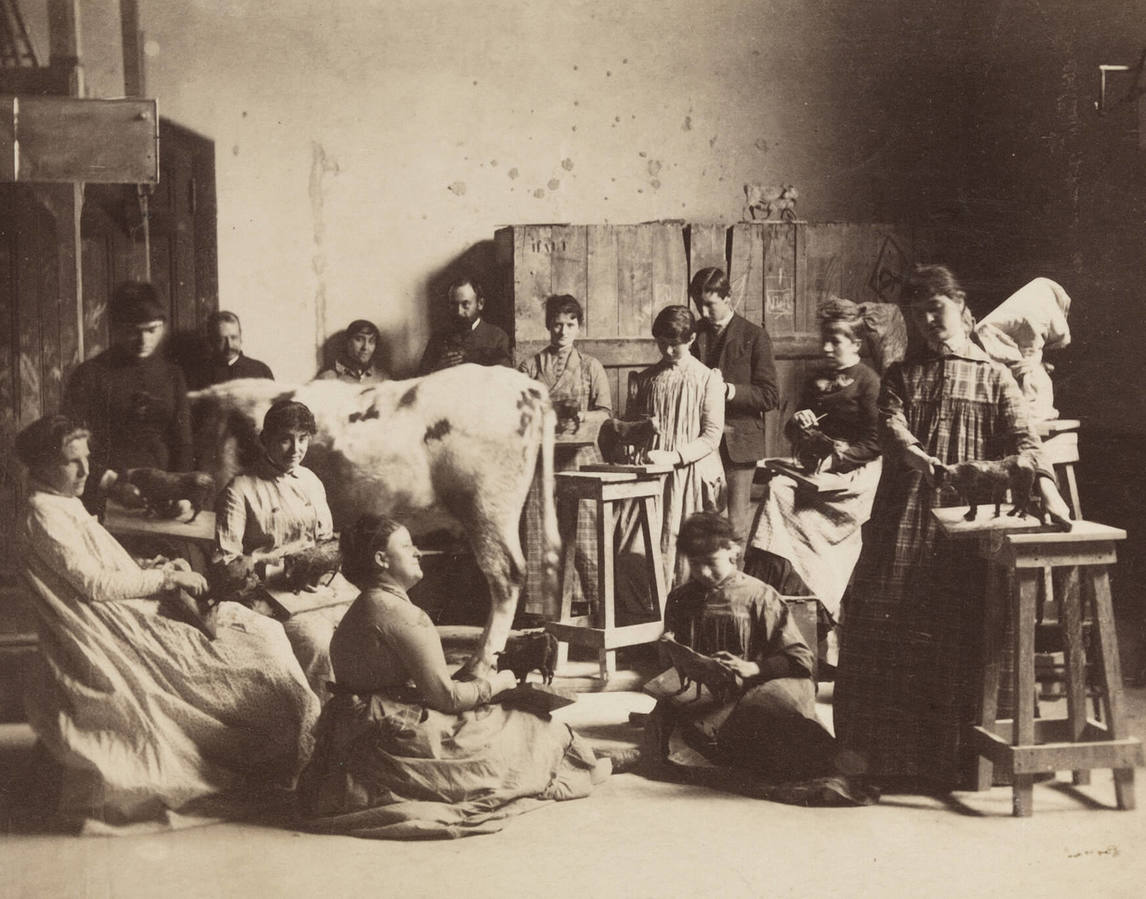 Cercle de Thomas Eakins, Women’s Modeling Class with Cow in Pennsylvania Academy Studio (Cours d’après modèle pour femmes avec une vache dans le studio de la Pennsylvania Academy), v.1882