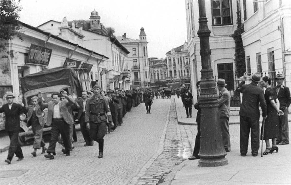 Des soldats roumains et un cadet mettent un groupe de Juifs en arrestation au 157 I.C. rue Bratianu, lors du progrom de Iaşi, 29 juin 1941