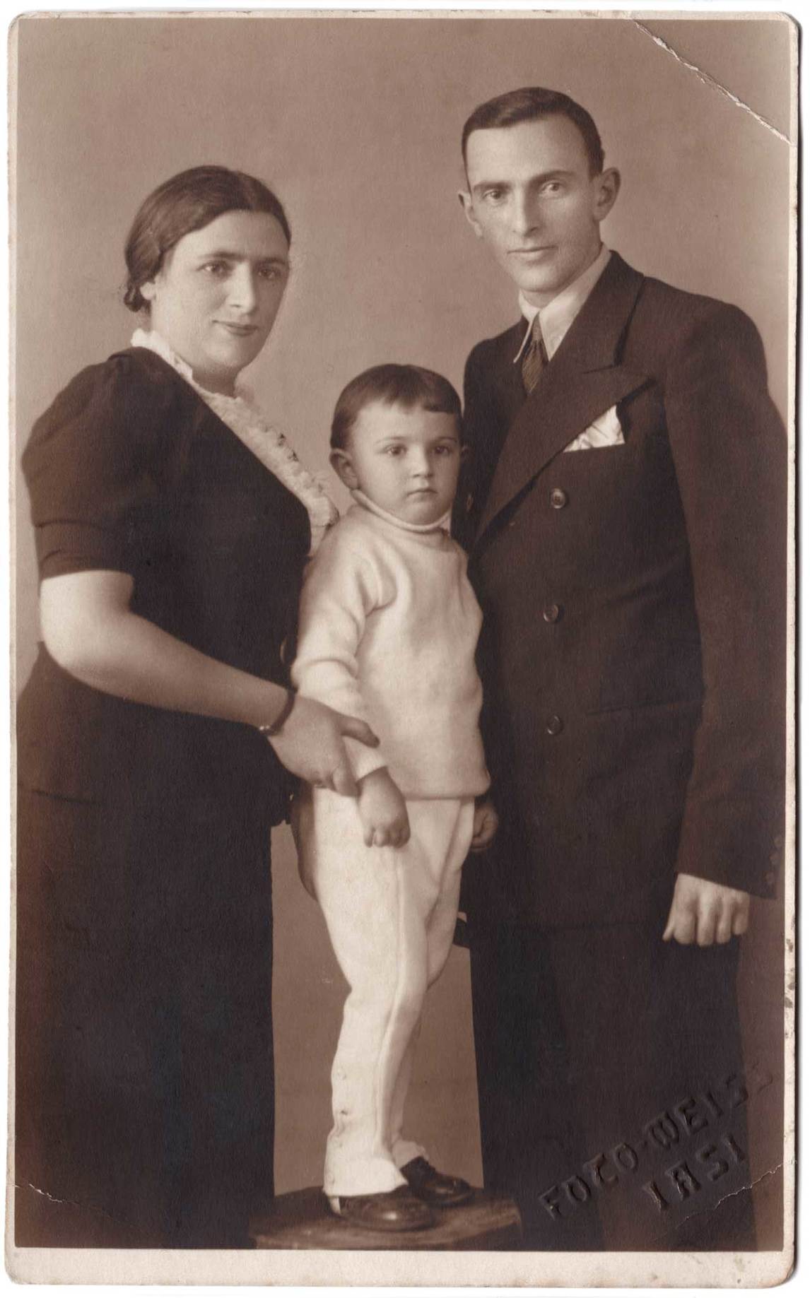 Sorel Etrog avec ses parents, Tony et Moriţ, v.1936