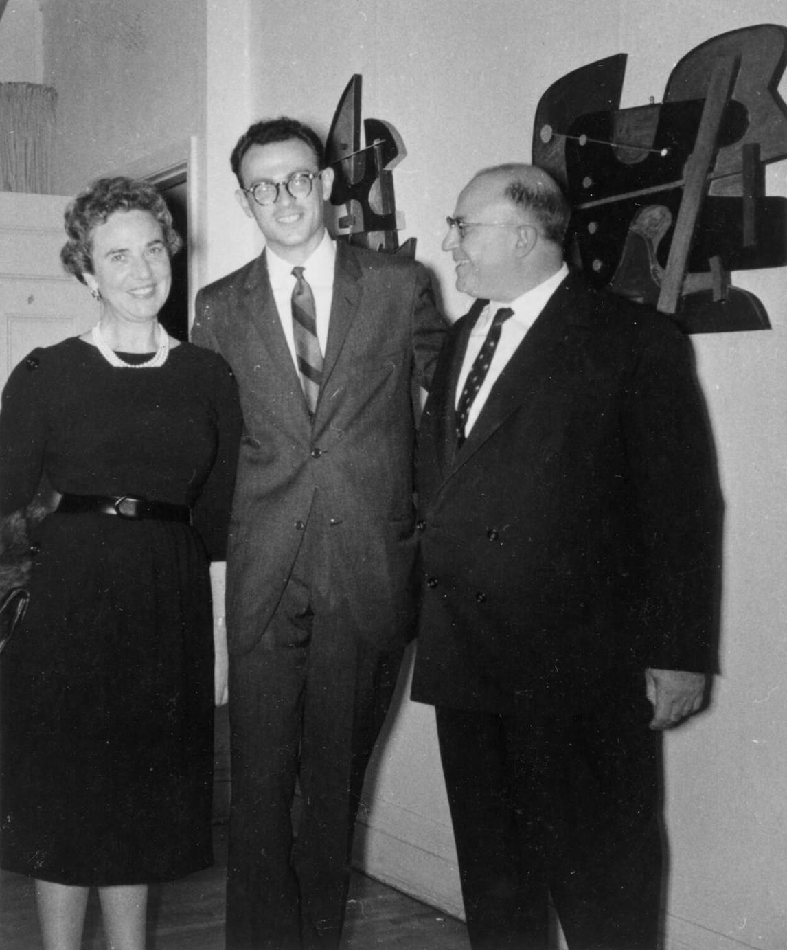 Sorel Etrog avec Ayala et Samuel J. Zacks lors de la première exposition solo canadienne d’Etrog à la Gallery Moos, Toronto, 1959