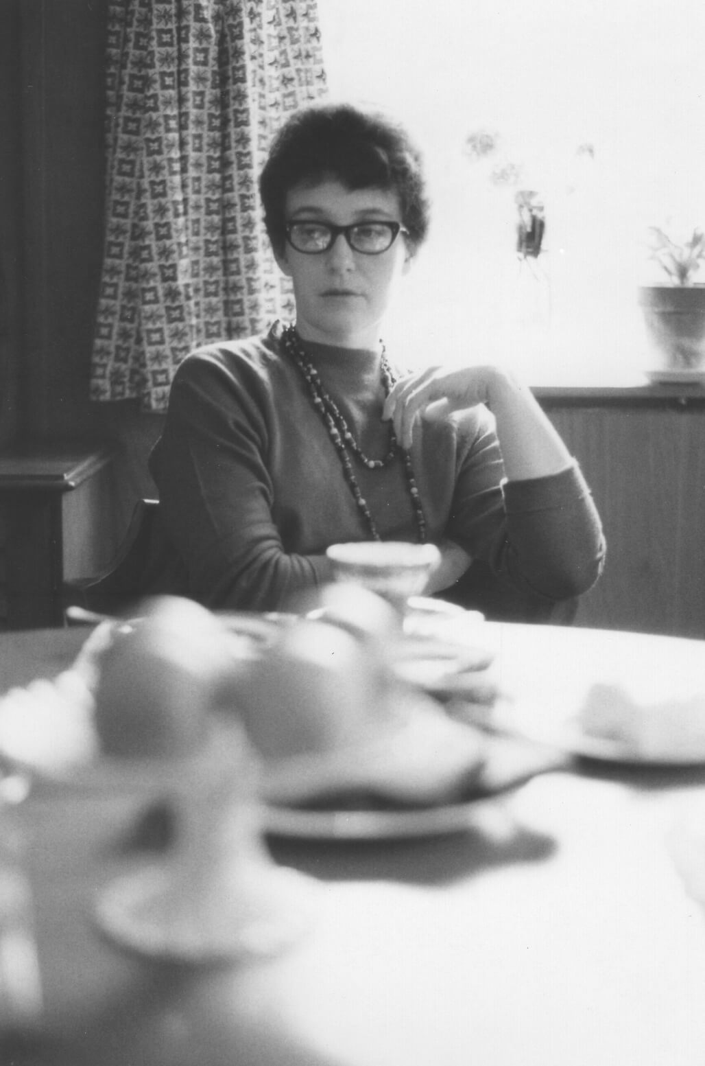 Mary Pratt, à table, dans sa maison de Salmonier, Terre-Neuve
