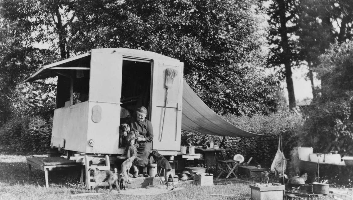 Art Canada Institute, Mrs. S.F. Morley, Carr and her caravan, “the Elephant,” at the southwest end of Esquimalt Lagoon in May 1934