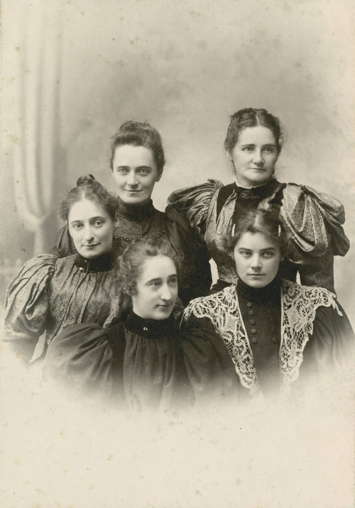 Art Canada Institute, Emily Carr, Studio portrait of Carr and her sisters, c. 1895
