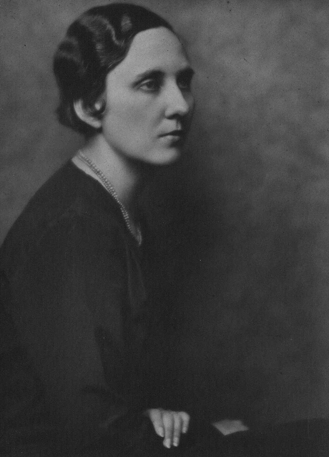 Art Canada Institute, Portrait of Prudence Heward in London, photograph by Hugh Cecil, 1930