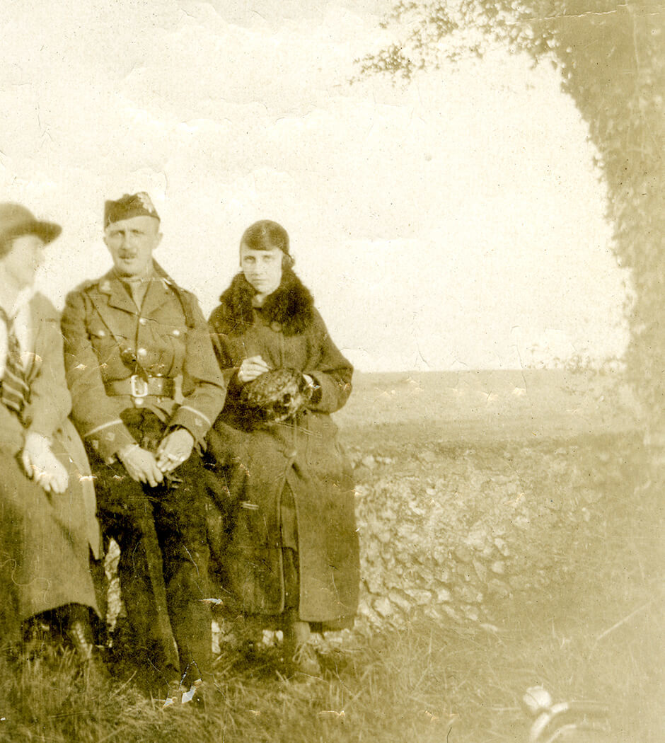 Art Canada Institute, photograph of Prudence Heward and her brother Chilion, during World War 1.