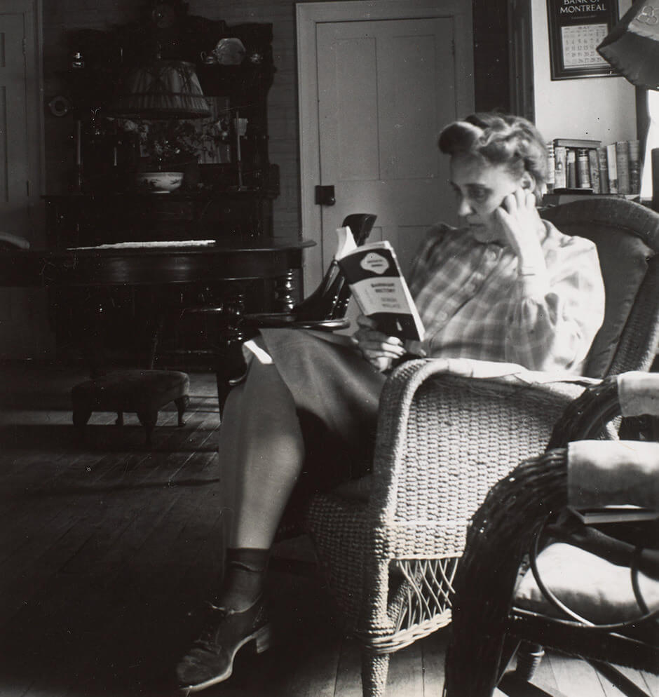 Art Canada Institute, Prudence Heward reading in Knowlton, Quebec, c. 1940