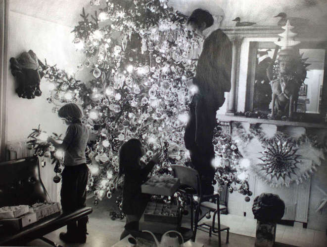 Harold Town en train de décorer son arbre de Noël avec ses filles Heather et Shelley en 1966, photographié par John Reeves.